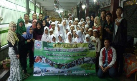 UKM Broadcasting AMIK BSI Tasikmalaya berbagi kebahagiaan bersama anak yatim di Panti Asuhan Artanita Al Khairiyah, Tasikmalaya, Jum'at (17/6/2016).