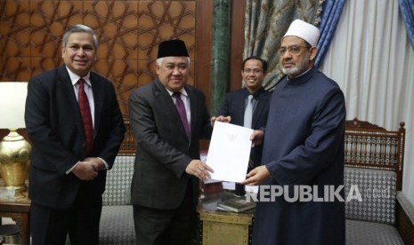 UKP-DKAAP menyerahkan undangan Presiden Jokowi kepada Syaikh Al-Azhar untuk hadiri High Level Consultation of World Muslim Scholars on Wasatiyat Islam, di Bogor, 1-3 Mei 2018.