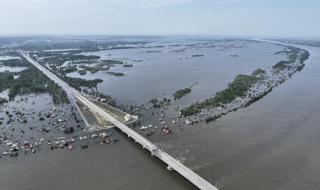 Ukraina bersikeras bahwa Rusia meledakkan Bendungan Khakhovka, yang mengakibatkan banjir di beberapa wilayah di Kherson.