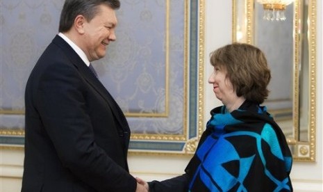 Ukraine's President Viktor Yanukovych, left, greets EU foreign policy chief Catherine Ashton prior their talks in Kiev, Ukraine, Wednesday, Dec. 11, 2013. 