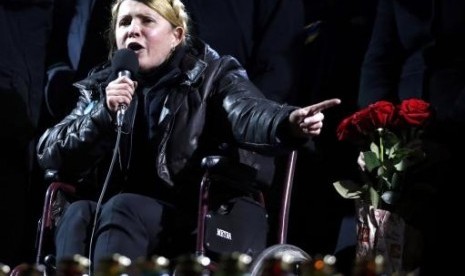 Ukrainian opposition leader Yulia Tymoshenko addresses anti-government protesters gathered in the Independence Square in Kiev February 22, 2014.