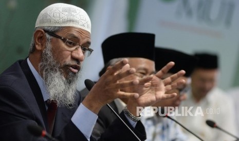  Ulama asal India Zakir Naik (kiri), didampingi Ketua Bidang Hubungan Luar Negeri Majelis Ulama Indonesia (MUI) Muhyiddin Junaidi memberikan paparan saat berkunjung ke gedung MUI, Jakarta, Jumat (31/3). 