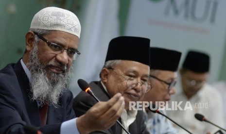 Ulama asal India Zakir Naik (kiri), didampingi Ketua Bidang Hubungan Luar Negeri Majelis Ulama Indonesia (MUI) Muhyiddin Junaidi (kedua kiri) memberikan paparan saat berkunjung ke gedung MUI, Jakarta, Jumat (31/3)