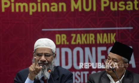 Ulama asal India Zakir Naik (kiri), didampingi Ketua Bidang Hubungan Luar Negeri Majelis Ulama Indonesia (MUI) Muhyiddin Junaidi memberikan paparan saat berkunjung ke gedung MUI, Jakarta, Jumat (31/3). 