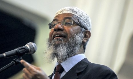 Ulama asal India Zakir Naik memberi sambutan saat jamuan makan malam di Gedung Sate, Bandung, Jawa Barat, Sabtu (1/4) malam.