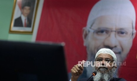 Ulama asal India Zakir Naik memberikan paparan saat berkunjung ke gedung MUI, Jakarta, Jumat (31/3).