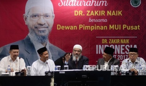 Ulama asal India Zakir Naik (tengah), didampingi pengurus MUI memberikan paparan saat berkunjung ke gedung MUI, Jakarta, Jumat (31/3). 