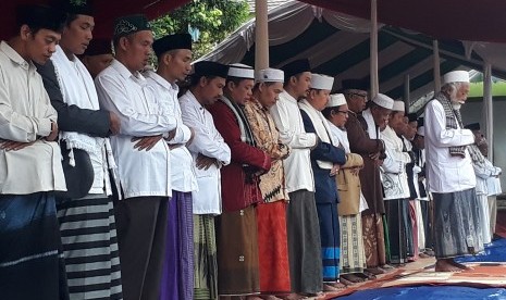 Ulama dan tokoh kharismatik Banten Abuya KH Muhtadi Dimyati saat memimpin shalat ghaib di Halaman Pondok Pesantren Mathla'ul Anwar Linahdlatil Ulama (Malnu), Menes, Pandeglang, Banten, Sabtu (29/12) pagi. 