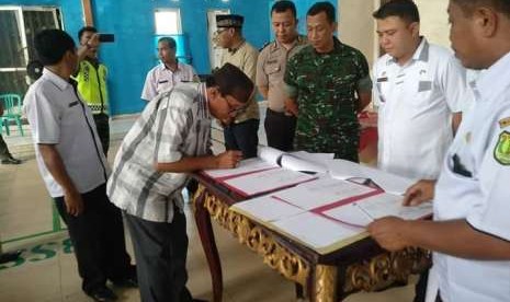 Ulama dan Tokoh Masyarakat di Kecamatan Bayung Lencir, Kabupaten Musi Banyuasin (Muba) menandatangan pakta penerapan Peraturan Daerah (Perda) Nomor 2 Tahun 2018 tentang Pesta Rakyat. Penandatangan disaksikan Camat, Danramil dan Kapolsek setempat, Rabu (26/9). 