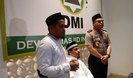 Ulama dari Makkah, Arab Saudi, Syeikh Kahlid Al Hamoudi (baju putih, duduk) saat berkunjung ke Kantor Pusat Dewan Masjid Indonesia (DMI), Jakarta, Senin (2/4). Kunjungannya diterima Wakil Ketua Umum DMI Komjen Pol Syafruddin.