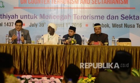 Ulama dari Negara Burma Waqarudhin Ahmad bersama Ulama Sudan Syekh Usman Abu Zaid, Moderator Syakur, Ulama dari Myanmar Abu Ridho Annadwi (dari kiri ke kanan) memberikan pemaparannya saat berdiskusi dalam Konferensi Ulama Internasional yang diadakan di Sen