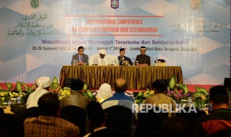 Ulama dari Negara Burma Waqarudhin Ahmad bersama Ulama Sudan Syekh Usman Abu Zaid, Moderator Syakur, Ulama dari Myanmar Abu Ridho Annadwi (dari kiri ke kanan) memberikan pemaparannya saat berdiskusi dalam Konferensi Ulama Internasional yang diadakan di Sen