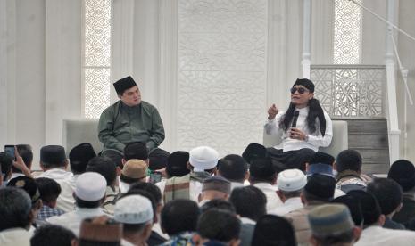 Ulama Gus Miftah memberikan kajian umum didampingi oleh Menteri BUMN Erick Thohir di Masjid At-Thohir, Depok, Jawa Barat, Jumat (11/8/2023).