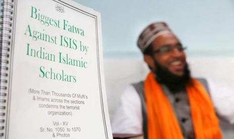 Ulama India Mohammed Manzar Hasan Ashrafi Misbahi berbicara dengan Associated Press dalam wawancara di Ajmeri Masjid di Mumbai, India,Rabu (9/9). 