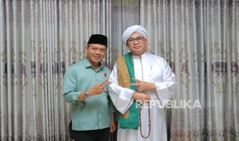 Ulama Internasional Abuya Prof Dr (HC) KH Muhammad Muhyiddin Abdul Qodir Al-Manafi MA, pimpinan Pondok Pesantren Internasional Terpadu Asy-Syifaa Wal Mahmuudiyyah, Kabupaten Bandung, mendukung Calon Bupati dan Wakil Bupati Bandung nomor urut 2, Dadang Supriatna-Ali Syakieb.