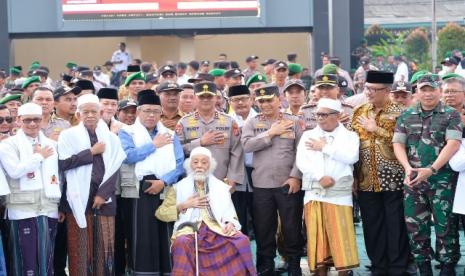 Polda Banten meluncurkan Program Ulama Kamtibmas untuk redam potensi kerawanan. Tampak hadir Kapolda Banten Irjen Pol Dr Rudy Heriyanto di lapangan Polda Banten, Rabu (21/12/2022). Hadir dalam acara apel ini Pejabat Sekda Provinsi Banten M Tranggono, Dandim 0602/Serang Letkol Arm Fajar Catur Prasetyo. Sedangkan dari tokoh agama hadir ulama khatismatik Abuya Muhtadi, KH Embay Mulya Syarief, dan ulama besar Banten lainnya. 