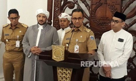 Ulama Mekkah Syekh Muhammad Bin Ismail Zain Al Yamani berkunjung ke Balai Kota DKI menemui Gubernur Anies Baswedan, Senin (22/1).