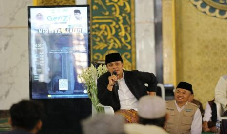 Ulama muda dari Pondok Pesantren Al Falah Ploso, Kediri, Jawa Timur, K.H. Muhammad Abdurrahman Al-Kautsar (Gus Kautsar) saat memberikan kajian di Masjid Nasional Al Akbar Surabaya, Ahad (6/8/2023). 