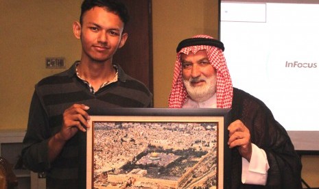   Ulama Palestina Syeikh Nashif Nashir dan mahasiswa IPB menunjukkan foto Masjid Al Aqsha seusai menggelar Kajian Internasional di Masjid Al Hurriyyah, Kampus IPB, Bogor, Kamis (19/10).