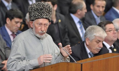 Ulama Rusia, Said Atsayev, saat memberikan pidato pada Konvensi Rakyat Dagestan, Desember 2010 lalu. Ia terbunuh dalam serangan bom bunuh diri Selasa (28/8/2012) kemarin.