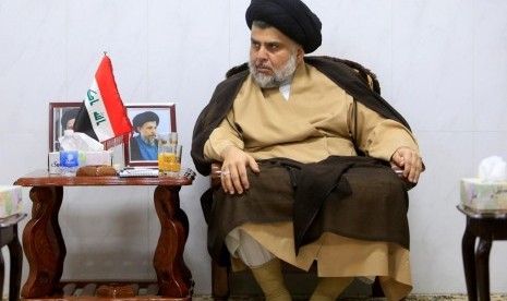 Ulama syiah Irak Moqtada al-Sadr bertemu dengan duta besar Turki, Yordania, Arab Saudi, Suriah dan Kuwait di Najaf, Irak, Jumat, 18 Mei 2018.