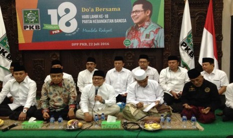 Ketua Umum PBNU KH Said Aqil Siradj duduk bersama Ketua Umum PKB Muhaimin Iskandar pada acara ulang Tahun PKB ke-18, di Jakarta , Jumat malam (22/7).