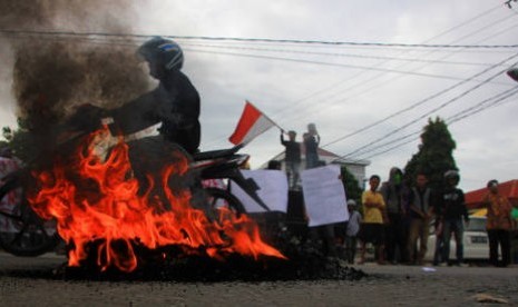 Puluhan mahasiswa saat menggelar aksi demo penolakan kenaikan harga BBM di depan kampus Universtas Negeri Gorontalo, Jumat (14/6/2013).