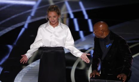 Uma Thurman (kiri) dan Samuel Jackson di panggung Academy Awards pada 27 Maret 2022. Kedua bintang Pulp Fiction itu akan kembali beradu akting di film thriller The Kill Room.