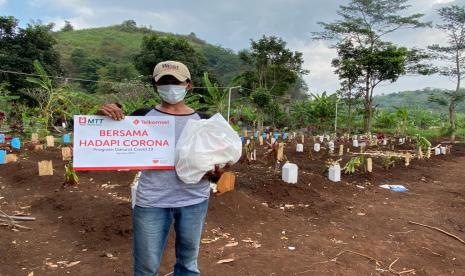 umah Zakat bersama Majelis Telkomsel Taqwa (MTT) menyalurkan 20 paket sembako dan multivitamin untuk para petugas pemakaman di Kota Cimahi.