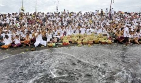 Umat Hindu di Bali melakukan Ritual Melasti di Pantai Sanur. (Ilustrasi)