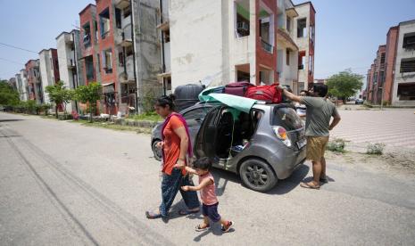 Umat Hindu Kashmir tiba setelah meninggalkan lembah Kashmir yang berpenduduk mayoritas Muslim, di sebuah kamp migran di pinggiran Jammu, India, Jumat, 3 Juni 2022, setelah daerah itu menyaksikan serentetan pembunuhan yang ditargetkan. Pegawai pemerintah Hindu menggelar protes di beberapa daerah, menuntut pemerintah memindahkan mereka dari Kashmir ke daerah yang lebih aman di wilayah Jammu yang didominasi Hindu.