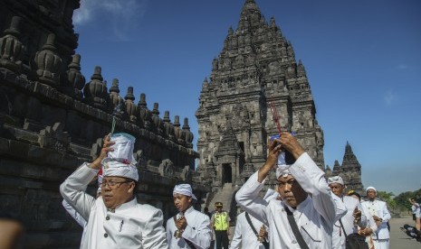 Umat Hindu melakukan pradaksina atau berjalan mengitari Candi Prambanan di Sleman, DI Yogyakarta, Jumat (16/3). Prosesi Tawur Agung Kesanga yang diikuti ribuan Umat Hindu dari DI Yogyakarta dan Jawa Tengah tersebut merupakan rangkaian perayaan Hari Raya Nyepi tahun baru Saka 1940. 