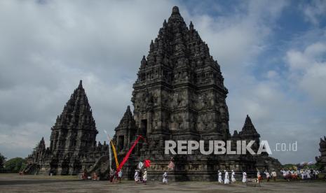 Umat Hindu melakukan pradaksina atau berjalan mengitari Candi Prambanan di Sleman, DI Yogyakarta, Sabtu (13/3/2021). Prosesi Tawur Agung Kesanga yang digelar secara terbatas karena pandemi COVID-19 tersebut merupakan rangkaian perayaan Hari Raya Nyepi tahun baru Saka 1943. 