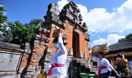 Umat Hindu membawa sesajen saat Hari Raya Galungan di Pura Jagatnatha, Denpasar, Bali, Rabu (14/4). Kantor Perwakilan Bank Indonesia (BI) Provinsi Bali menyediakan sebanyak Rp 4,6 triliun uang tunai untuk kebutuhan selama periode Hari Suci Galungan, Kuningan, dan Idul Fitri/Lebaran 2021.