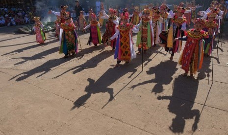 Umat Hindu menampilkan Tari Baris Jangkang dalam rangkaian upacara persembahyangan pada hari Umanis Kuningan di Pura Desa Cempaga, Buleleng, Bali.