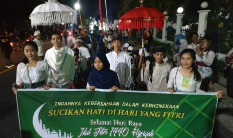 Umat Hindu mengikuti pawai takbiran di Kecamatan Narmada, Kabupaten Lombok Barat, NTB, Selasa (4/6).