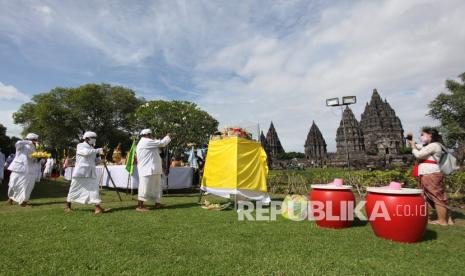 Umat Hindu mengikuti prosesi upacara Tawur Agung Kesanga di Komplek Candi Prambanan, Klaten, Jawa Tengah, Rabu (2/3/2022). Prosesi Tawur Agung Kesanga yang digelar dengan protokol kesehatan COVID-19 tersebut merupakan rangkaian perayaan Hari Raya Nyepi tahun baru Saka 1944. 