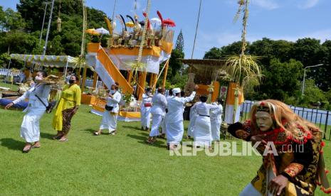 Umat Hindu mengikuti rangkaian prosesi Upacara Tawur Agung Kesanga di Lapangan Puputan Badung, Denpasar, Bali, Rabu (2/3/2022). Ritual tersebut dilakukan untuk membersihkan alam semesta dan menetralisir sifat-sifat jahat agar menjadi lebih baik serta untuk menciptakan keharmonisan dalam rangkaian Hari Raya Nyepi Tahun Baru Saka 1944. 