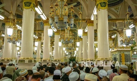 Umat Islam antre saat ingin beribadah di area saf Raudhatun Jannah/Raudhah (Taman Surga) di Masjid Nabawi, Madinah, Arab Saudi, Senin (6/5/2019). 