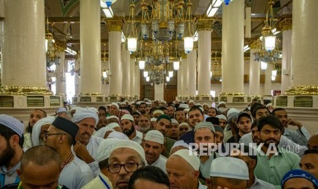 Umat Islam antre saat ingin beribadah di area saf Raudhatun Jannah/Raudhah (Taman Surga) di Masjid Nabawi, Madinah, Arab Saudi, Senin (6/5/2019). 