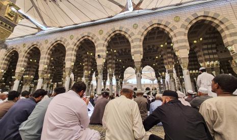 Umat Islam berdoa di Masjid Nabawi, Kota Madinah, Arab Saudi, Sabtu (22/10/2022). Masjid Nabawi adalah masjid yang didirikan langsung oleh Nabi Muhammad SAW dan merupakan masjid ketiga yang dibangun dalam sejarah Islam. 8 Juta Jamaah Tercatat Kunjungi Masjid Nabawi Sejak Awal 1444 Hijriyah