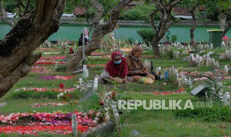 Umat Islam berdoa di sisi makam keluarganya saat ziarah kubur di Tempat Pemakaman Umum (TPU) Wanasari, Denpasar, Bali, Jumat (1/4/2022). Tradisi ziarah kubur menjelang puasa Ramadhan tersebut dilakukan umat Islam di Bali untuk mendoakan keluarga yang telah meninggal dunia. Bacaan Doa, Tahlil, dan  Adab Saat Ziarah Kubur Jelang Ramadhan