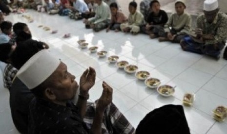 Umat Islam berdoa sebelum menggelar tradisi ‘Megibung’ di Masjid Al Muhajirin Kampung Islam Kepaon, Denpasar, Bali, Rabu (10/8).