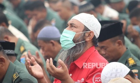 Umat Islam berdoa usai melaksanakan Sholat Istisqa (sholat minta hujan) di halaman Makodam XII/Tanjungpura di Kabupaten Kubu Raya, Selasa (17/9/2019).