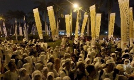 Umat Islam berdzikir bersama-sama pada malam pergantian tahun baru di Masjid At Tin, Kompleks TMII, Jakarta.