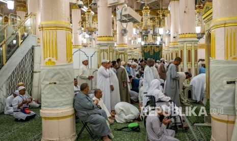 Umat Islam beribadah di area saf Raudhatun Jannah/Raudhah (Taman Surga) di Masjid Nabawi, Madinah, Arab Saudi, Senin (6/5/2019). Kunjungan Jamaah ke Raudhah Dibatasi Hanya 10 Menit