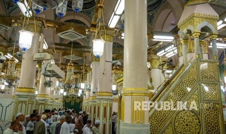 Mengenal Raudhah. Foto: Umat Islam beribadah di area saf Raudhatun Jannah/Raudhah (Taman Surga) di Masjid Nabawi, Madinah, Arab Saudi, Senin (6/5/2019). 