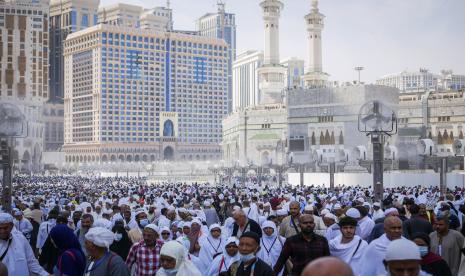 Umat Islam berjalan keluar masjid usai melaksanakan ibadah Shalat Dzuhur di Masjidil Haram, Mekkah, Arab Saudi, Kamis (27/10/22). Menteri Haji dan Umrah Arab Saudi Tawfiq Al Rabiah menegaskan bahwa vaksinasi meningitis bukan syarat wajib bagi jamaah umrah, termasuk jamaah umrah Indonesia. Kemenag dan Komisi VIII Segera Bahas Revisi UU Haji