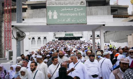 Umat Islam berjalan keluar masjid usai melaksanakan ibadah Shalat Dzuhur di Masjidil Haram, Makkah, Arab Saudi, Kamis (27/10/22). Menteri Haji dan Umrah Arab Saudi Tawfiq Al Rabiah menegaskan bahwa vaksinasi meningitis bukan syarat wajib bagi jamaah umrah, termasuk jamaah umrah Indonesia. 