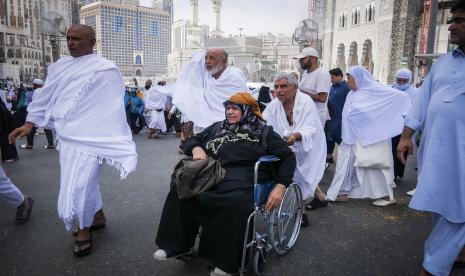 Umat Islam berjalan keluar masjid usai melaksanakan ibadah Shalat Dzuhur di Masjidil Haram, Makkah, Arab Saudi, Kamis (27/10/22). Teknologi Jadi Sarana Utama Kelola Urusan Haji